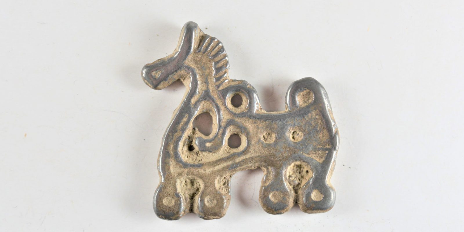 Metallinen hevosriipus ristiretkiajalta. Kuvaaja: Arkeologiset kokoelmat, Museovirasto Metallinen hevosriipus ristiretkiajalta. Kuvaaja: Arkeologiset kokoelmat, Museovirasto