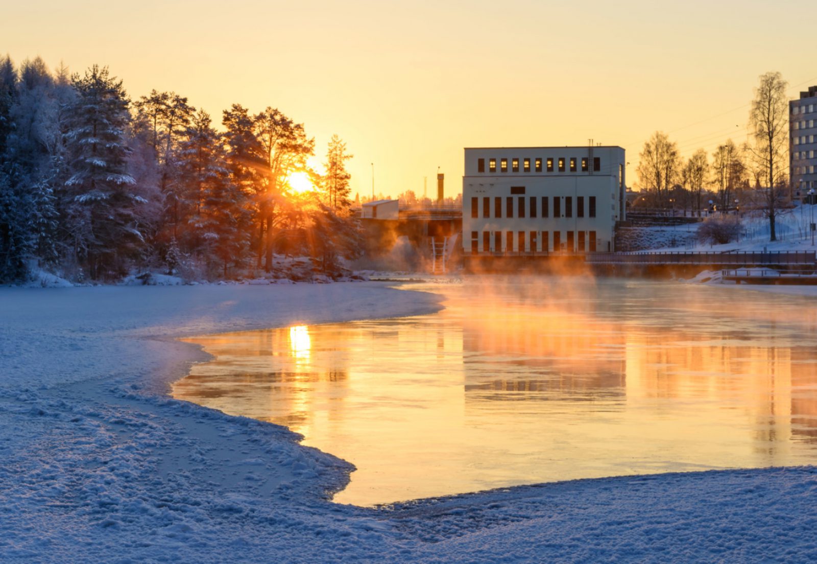Koivukosken voimalaitos pakkasaamuna. Kuvaaja: Teuvo Salmenjoki Koivukosken voimalaitos pakkasaamuna. Kuvaaja: Teuvo Salmenjoki