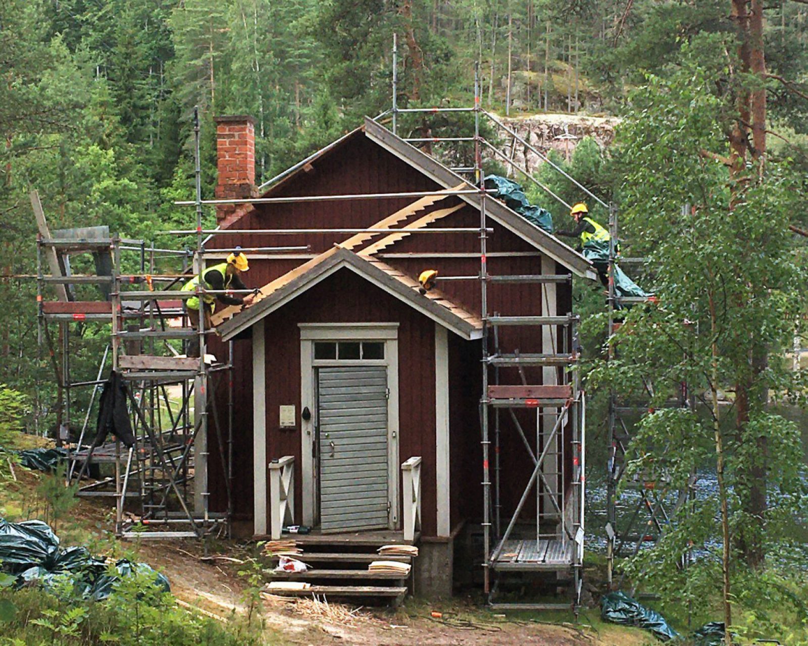 Jalmari Laihinen ja Joona Nylynd Perinnerakentaja Leo Lönnroth 2020 pärekatot vaaka Jalmari Laihinen ja Joona Nylynd Perinnerakentaja Leo Lönnroth 2020 pärekatot vaaka