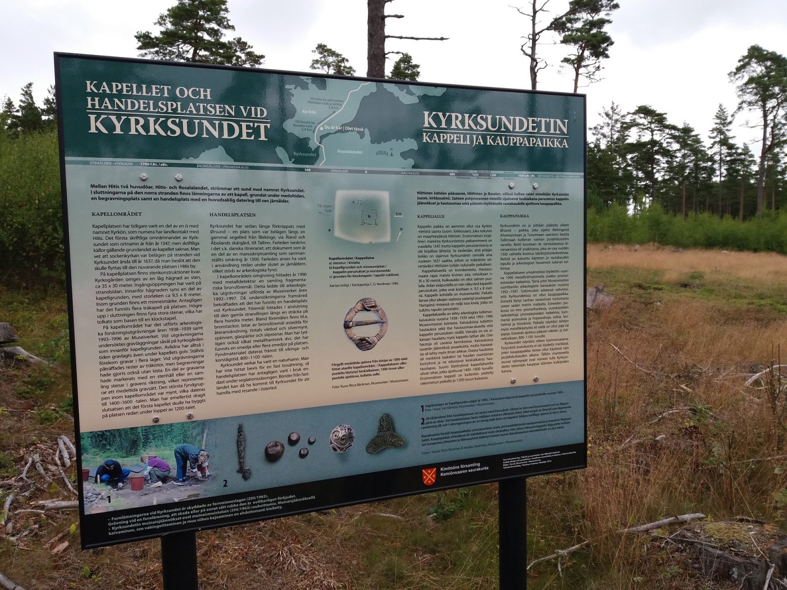 Opastaulu Kemionsaari Hiittinen Kyrksundet. Kuvaaja: Satu Mikkonen-Hirvonen, Museovirasto Opastaulu Kemionsaari Hiittinen Kyrksundet. Kuvaaja: Satu Mikkonen-Hirvonen, Museovirasto