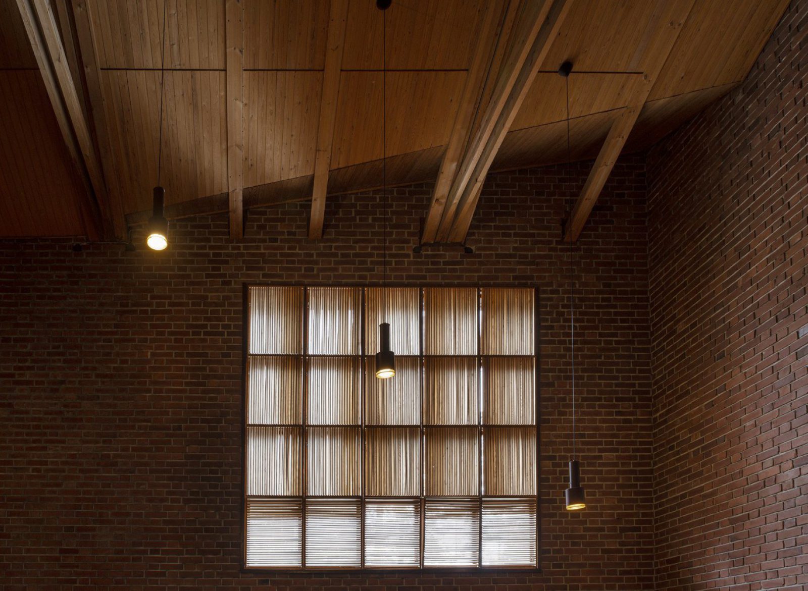 Brick wall, square window and wooden ceiling.. Kuvaaja: Maija Holma, Alvar Aalto -säätiö Brick wall, square window and wooden ceiling.. Kuvaaja: Maija Holma, Alvar Aalto -säätiö